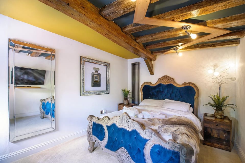 Bed, Photo of the whole room, Decorative detail, Bedroom