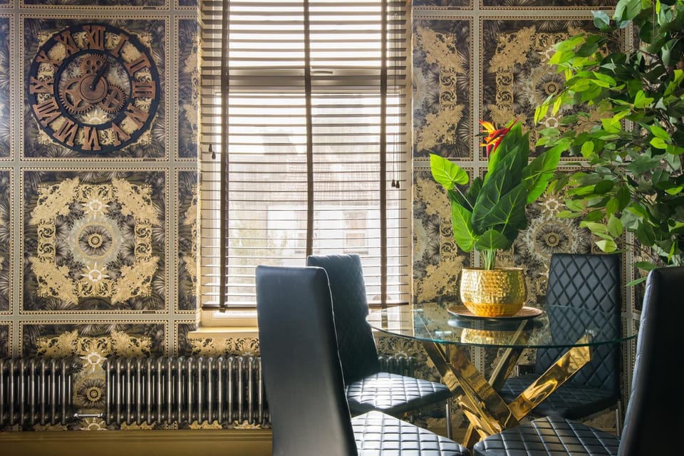 Luxury Versace 2 Bed Hot Tub Pool Table Sky Tv Apartment in London