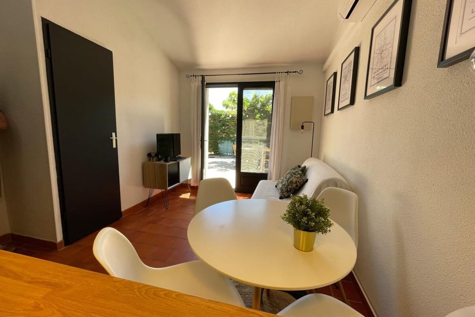 Charming Mazet ideal for families swimming pool tennis House in Arles