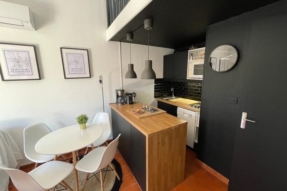 Charming Mazet ideal for families swimming pool tennis House in Arles