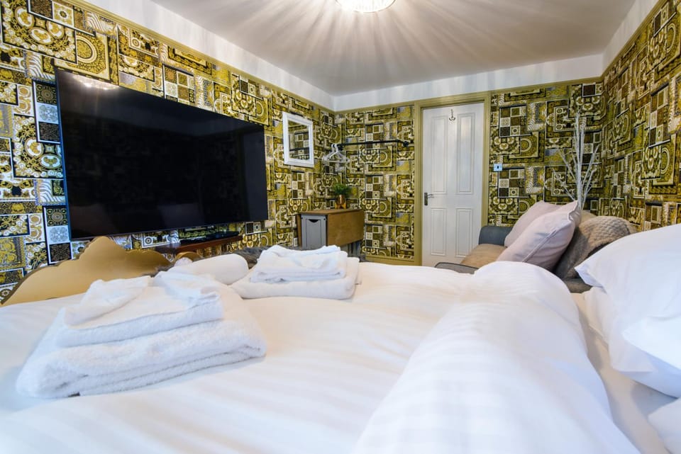 Bed, Bedroom, towels