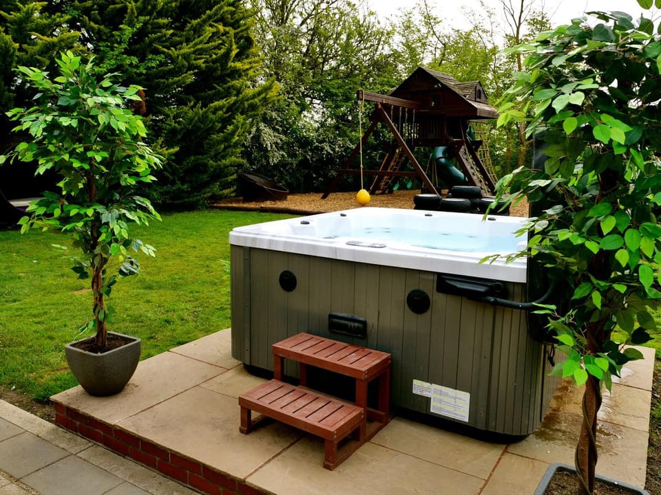 Natural landscape, Hot Tub, Garden view