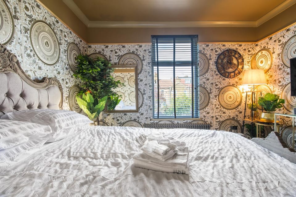 Bed, Photo of the whole room, Decorative detail, Bedroom, towels