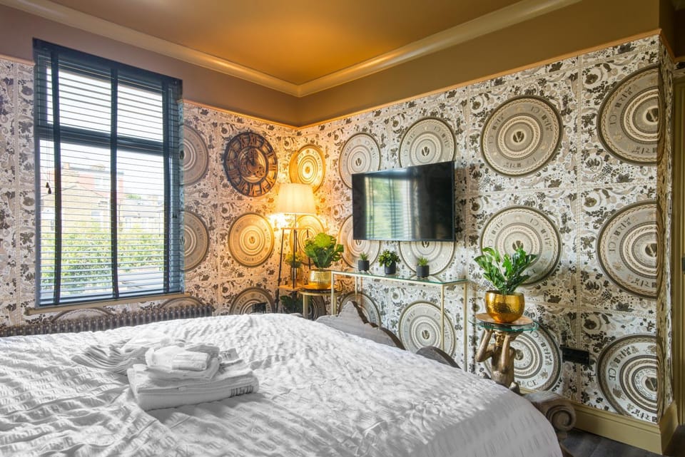 Bed, TV and multimedia, Photo of the whole room, Decorative detail, Bedroom
