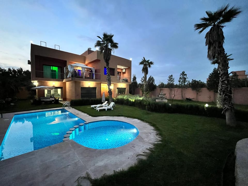 Property building, Garden, Pool view, Swimming pool, sunbed