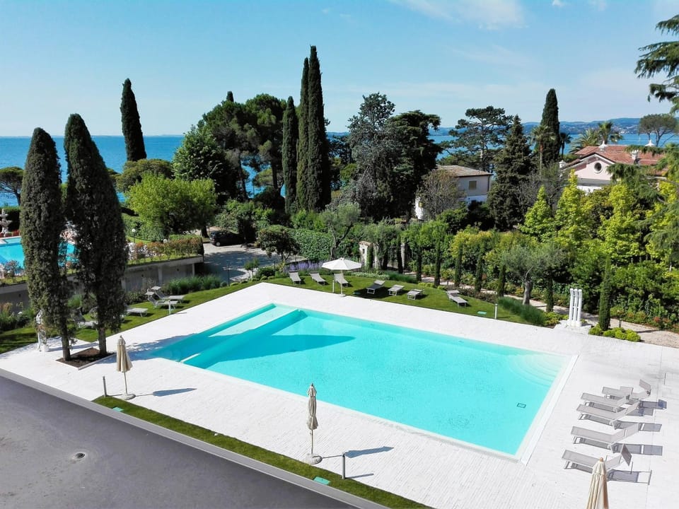 Natural landscape, Lake view, Pool view, Swimming pool, Swimming pool, sunbed