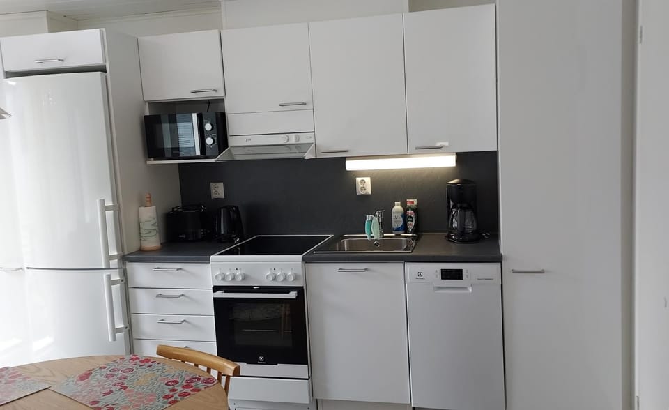 Coffee/tea facilities, Kitchen or kitchenette, dishwasher, microwave, oven, stove, toaster