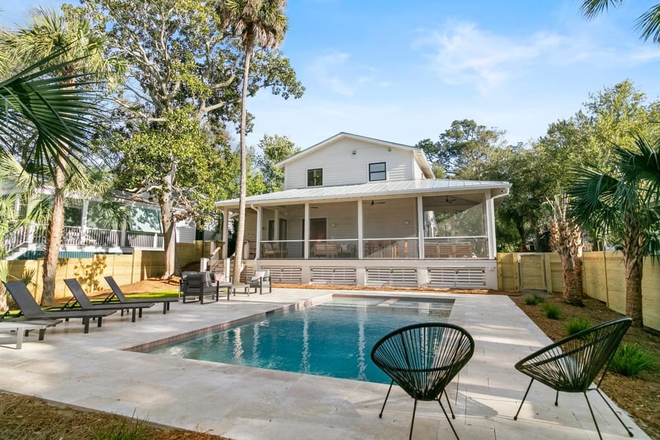 1st Block E Hudson - Green Wave - Newly Remodeled - Pool and Hot Tub - Ideal Central Location House in Folly Beach