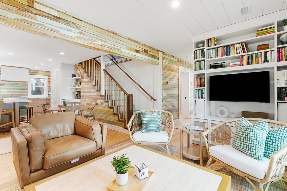 1st Block E Hudson - Green Wave - Newly Remodeled - Pool and Hot Tub - Ideal Central Location House in Folly Beach
