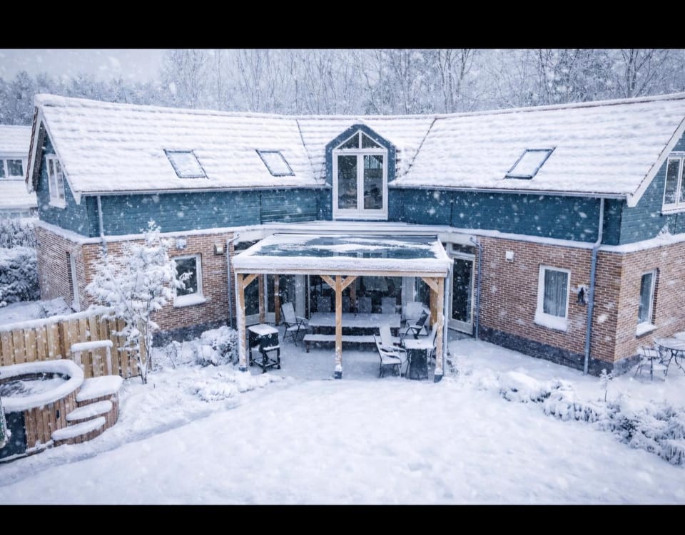Newly renovated luxurious Villa / hottub / sauna / 7 bedrooms Villa in Zeewolde
