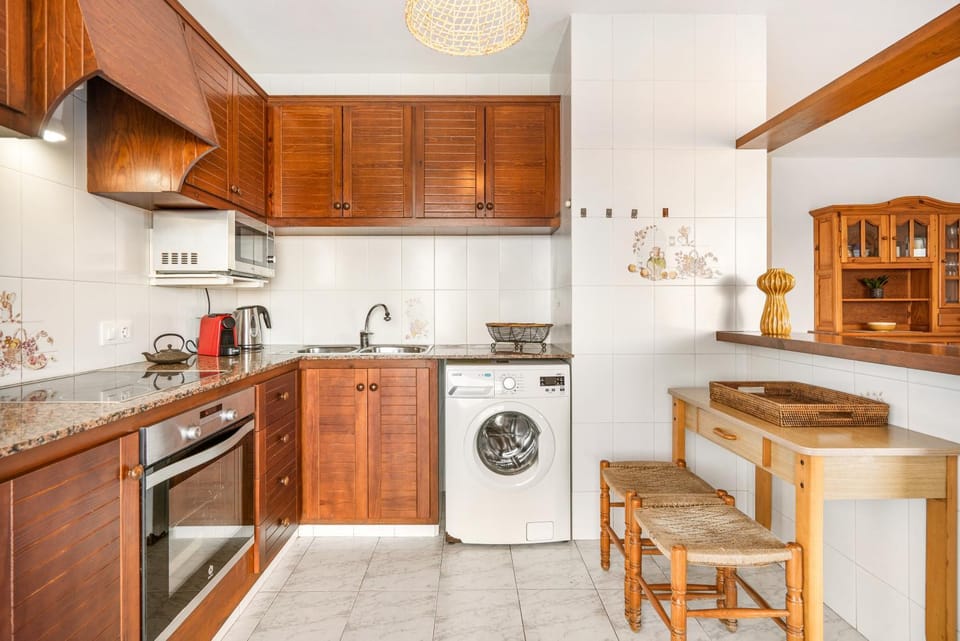 Coffee/tea facilities, Kitchen or kitchenette, oven, stove, washing machine
