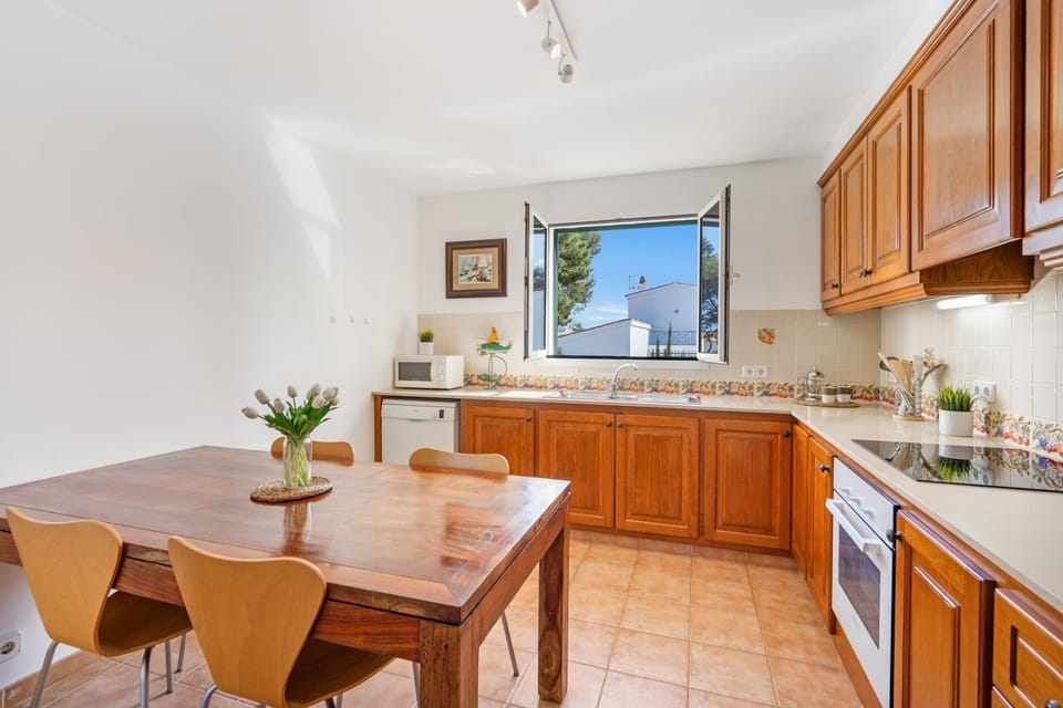 Kitchen or kitchenette, dishwasher, oven, stove