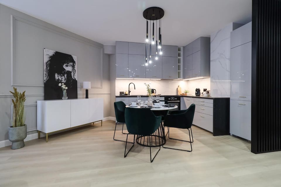 Kitchen or kitchenette, Dining area