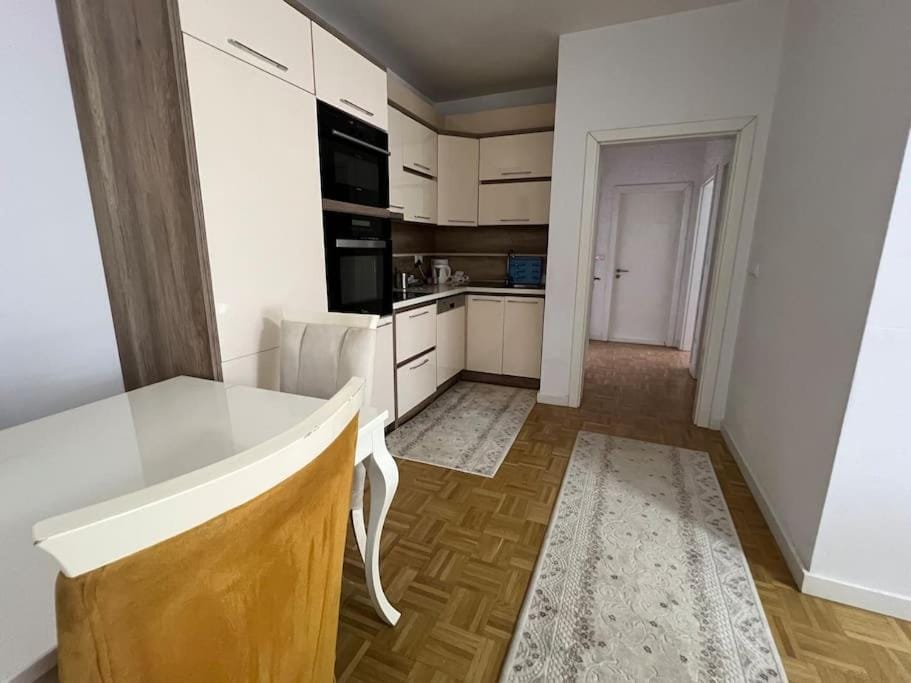 Kitchen or kitchenette, dishwasher, oven