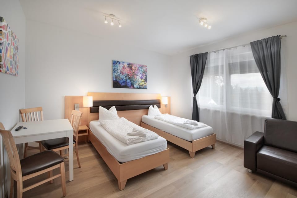 Bed, Photo of the whole room, Food