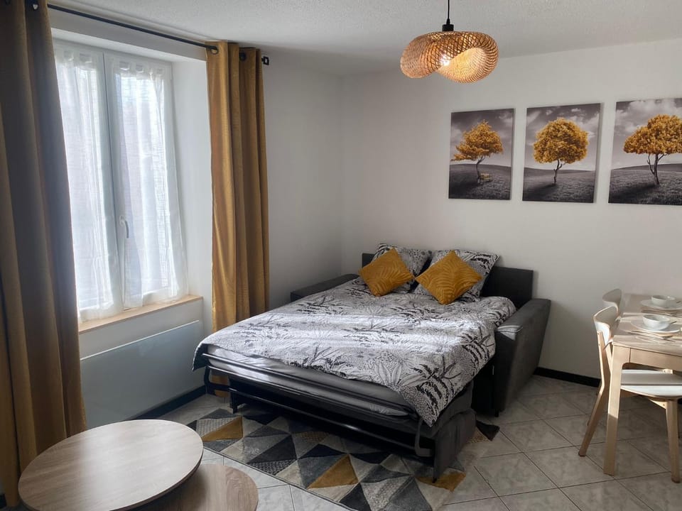 Bed, Living room