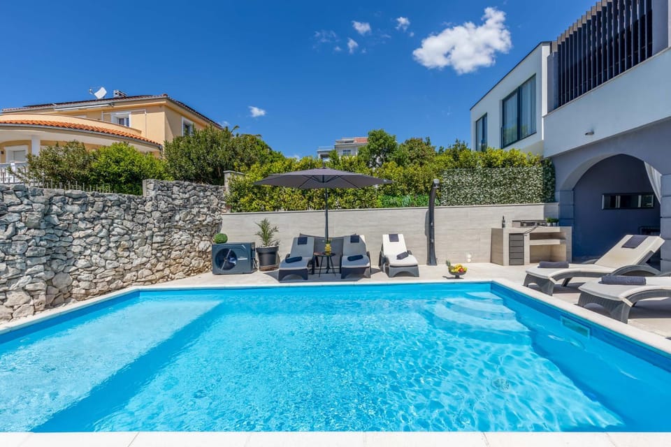 Villa Paula s grijanim bazenom Villa in Crikvenica