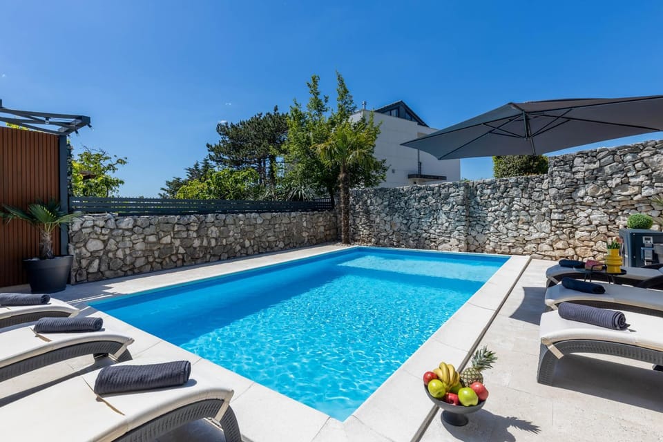 Villa Paula s grijanim bazenom Villa in Crikvenica