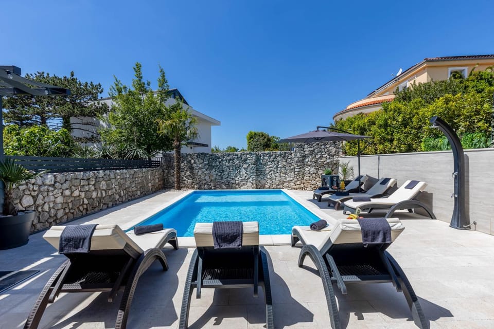 Villa Paula s grijanim bazenom Villa in Crikvenica