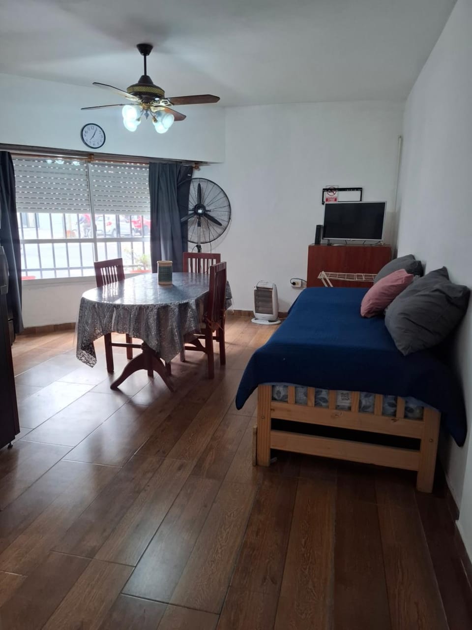Bed, Photo of the whole room, Seating area, Dining area, Bedroom