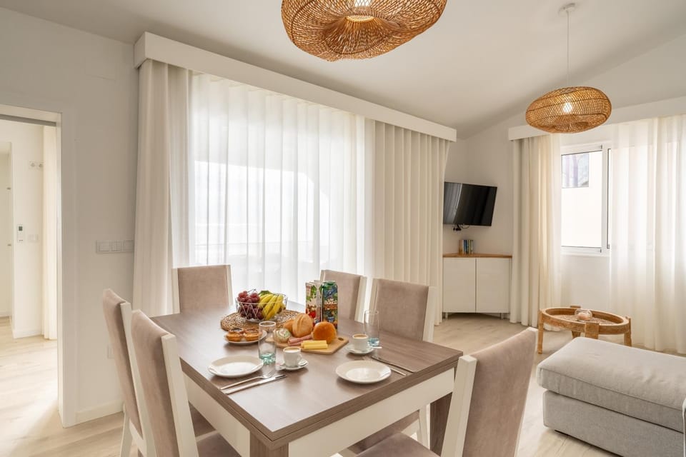 Communal lounge/ TV room, TV and multimedia, Living room, Seating area, Dining area, Drinks
