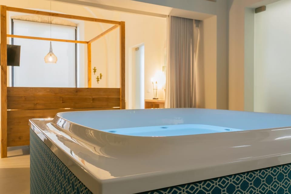 Bed, Photo of the whole room, Bedroom, Bath