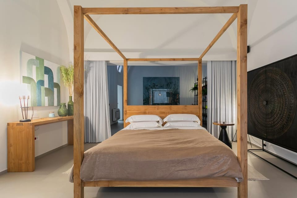 Bed, TV and multimedia, Bedroom