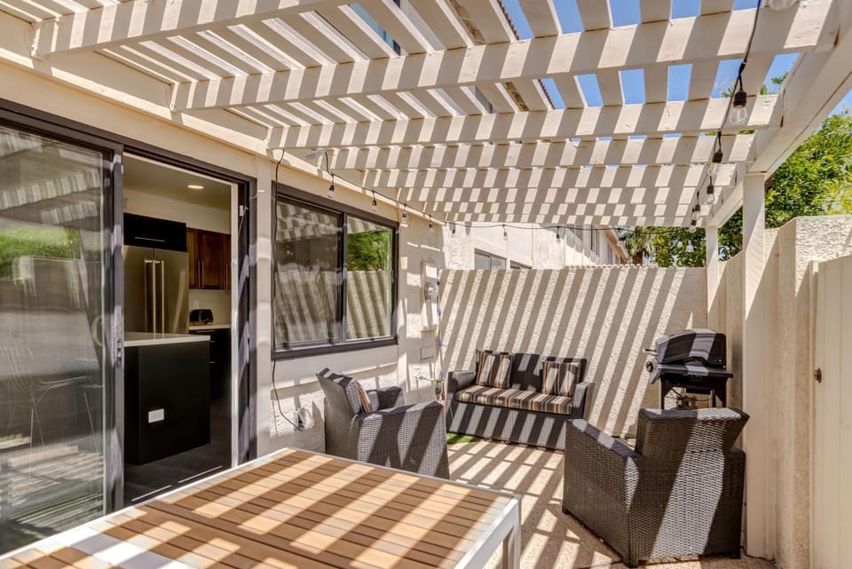 \\Golf and Couples Oasis// Midcentury w/6 Pools Hot Tub House in Cathedral City