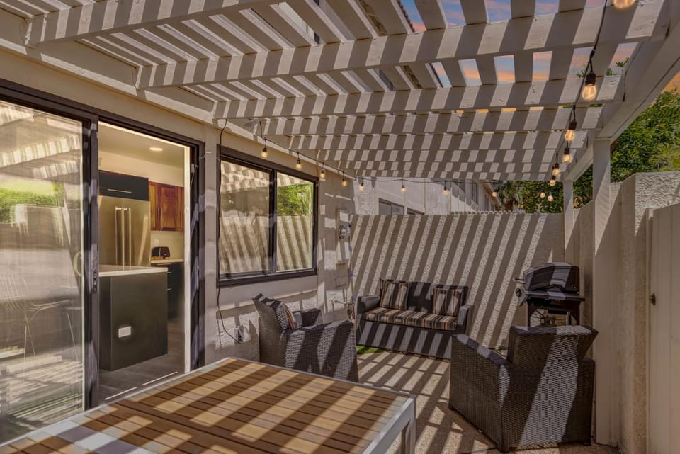 \\Golf and Couples Oasis// Midcentury w/6 Pools Hot Tub House in Cathedral City