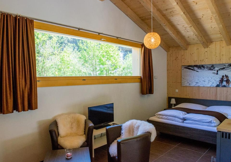 Bed, TV and multimedia, Living room, Photo of the whole room, Seating area, Bedroom, Mountain view