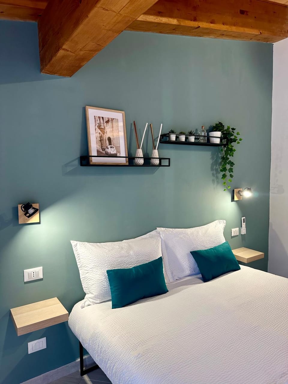 Bed, Photo of the whole room, Bedroom