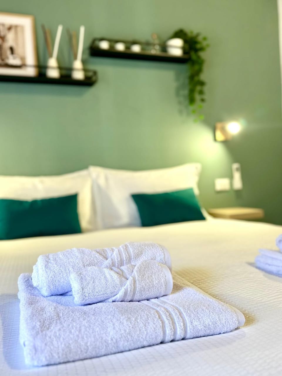 Bed, Photo of the whole room, Bedroom, towels