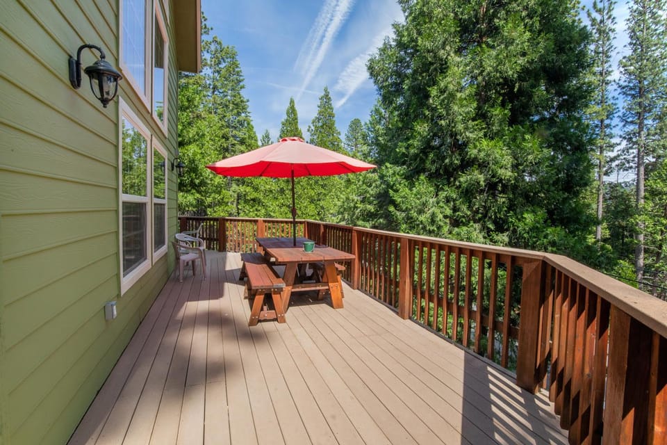 Property building, Spring, Day, View (from property/room), Balcony/Terrace, Balcony/Terrace, Dining area, Mountain view, Area and facilities, wedding