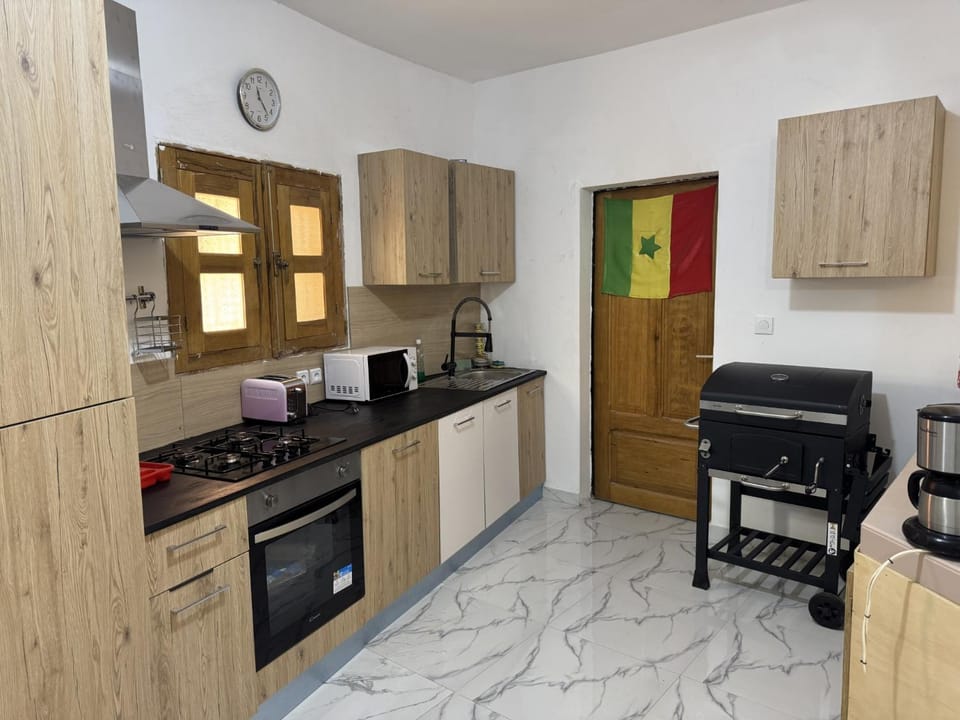 Coffee/tea facilities, Kitchen or kitchenette, dishwasher, oven, stove, toaster