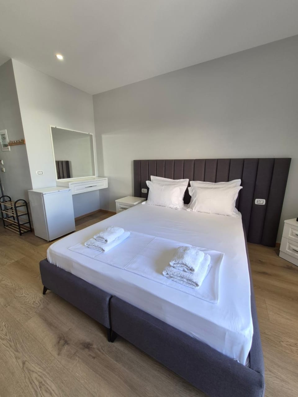 Bed, Bedroom, towels