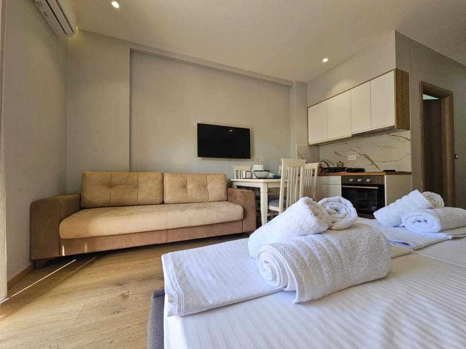 Bed, TV and multimedia, Kitchen or kitchenette, Living room, Seating area, Bedroom, towels