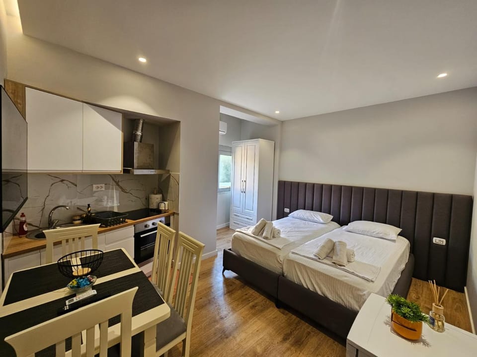 Kitchen or kitchenette, Living room, Photo of the whole room, Dining area, Bedroom, towels