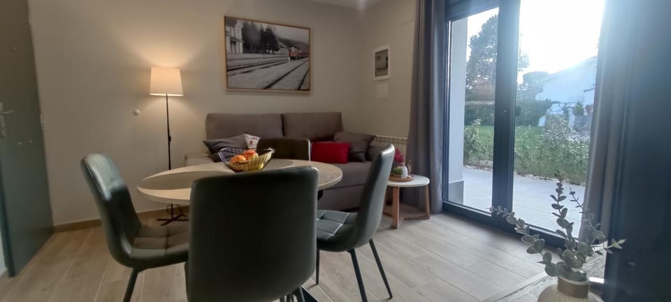 Seating area, Dining area