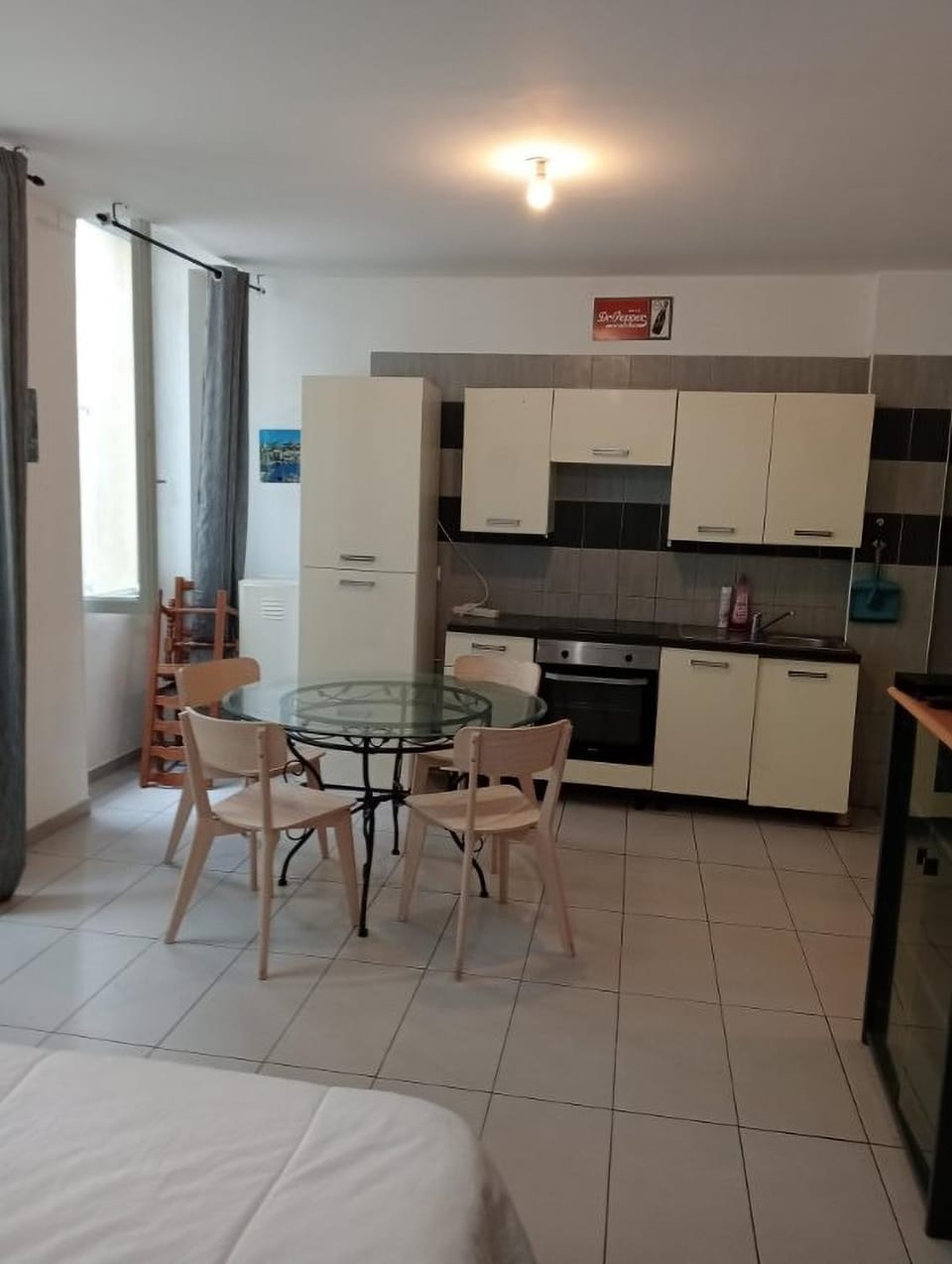 Kitchen or kitchenette, Dining area, stove