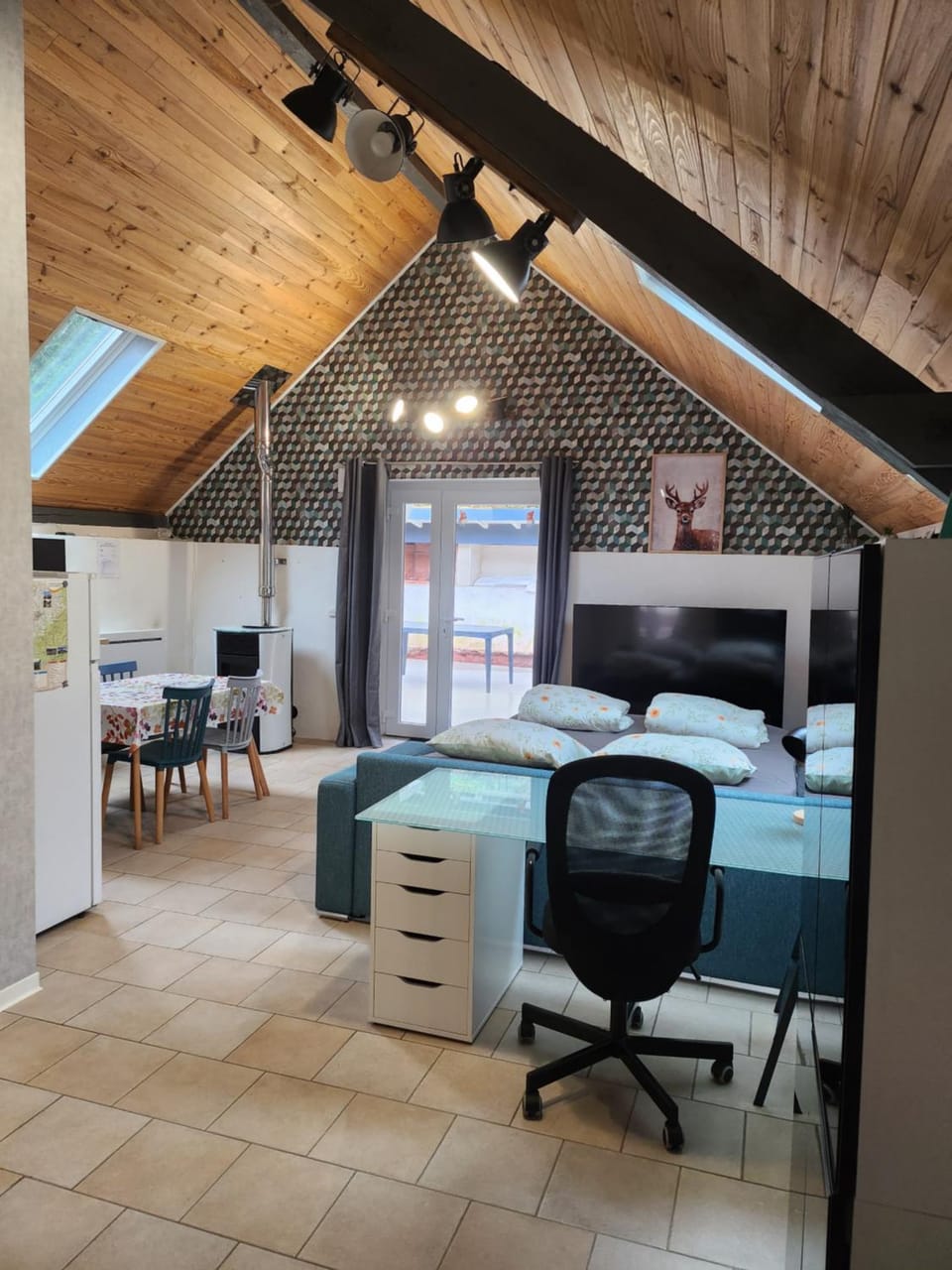 TV and multimedia, Kitchen or kitchenette, Living room, Seating area, Dining area