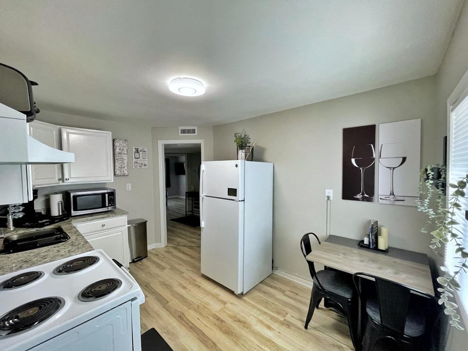 Kitchen or kitchenette, Dining area, minibar, pet friendly, stove, toaster