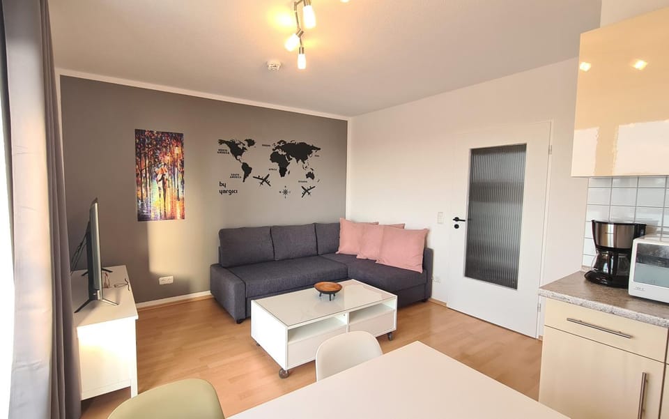 TV and multimedia, Coffee/tea facilities, Living room, Decorative detail, Seating area, Dining area, minibar
