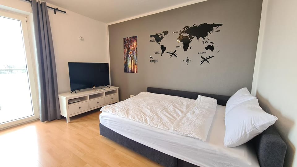 Communal lounge/ TV room, Bed, TV and multimedia, Photo of the whole room, Seating area, Bedroom