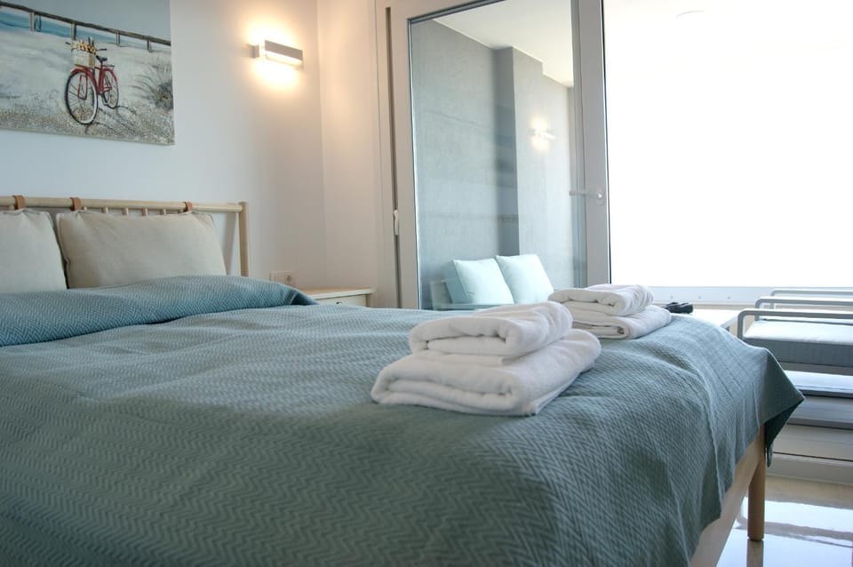 Bedroom, towels
