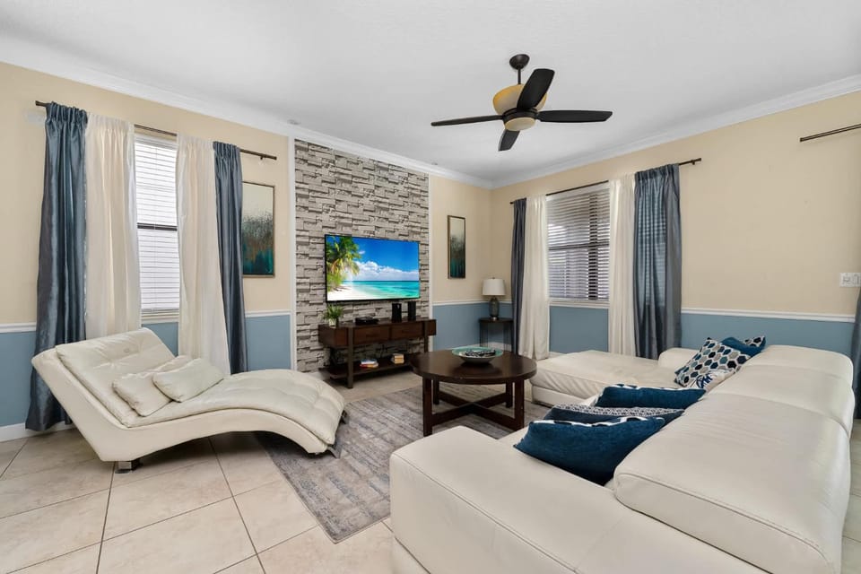 FREE waterpark lazy river near Disney Heated pool House in Four Corners