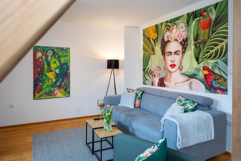 Bed, Living room, Photo of the whole room, Decorative detail, Seating area