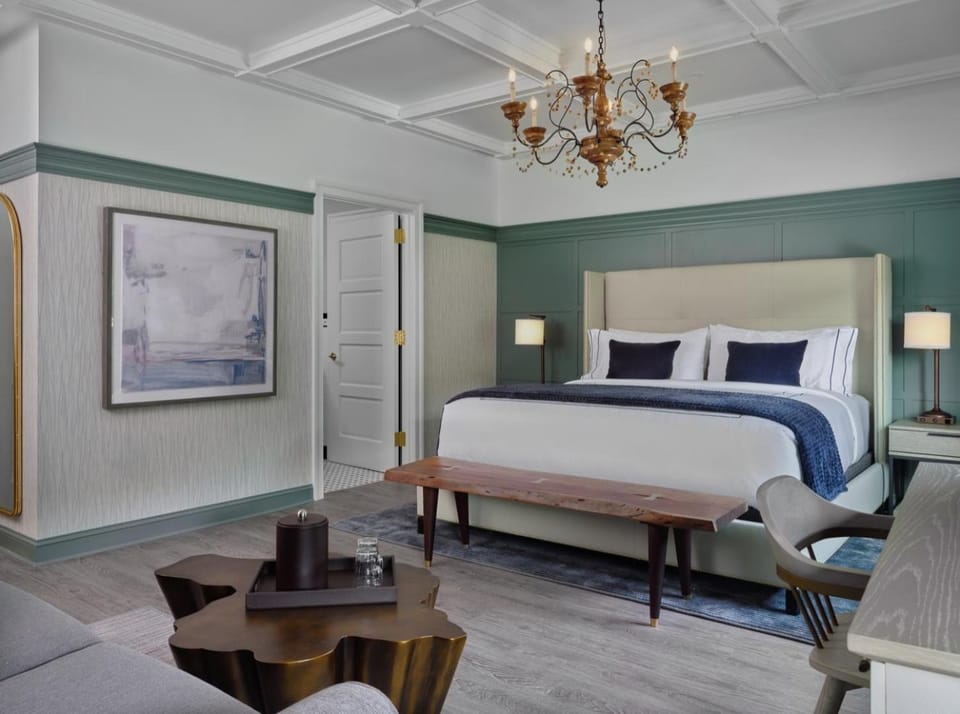 Bed, Seating area