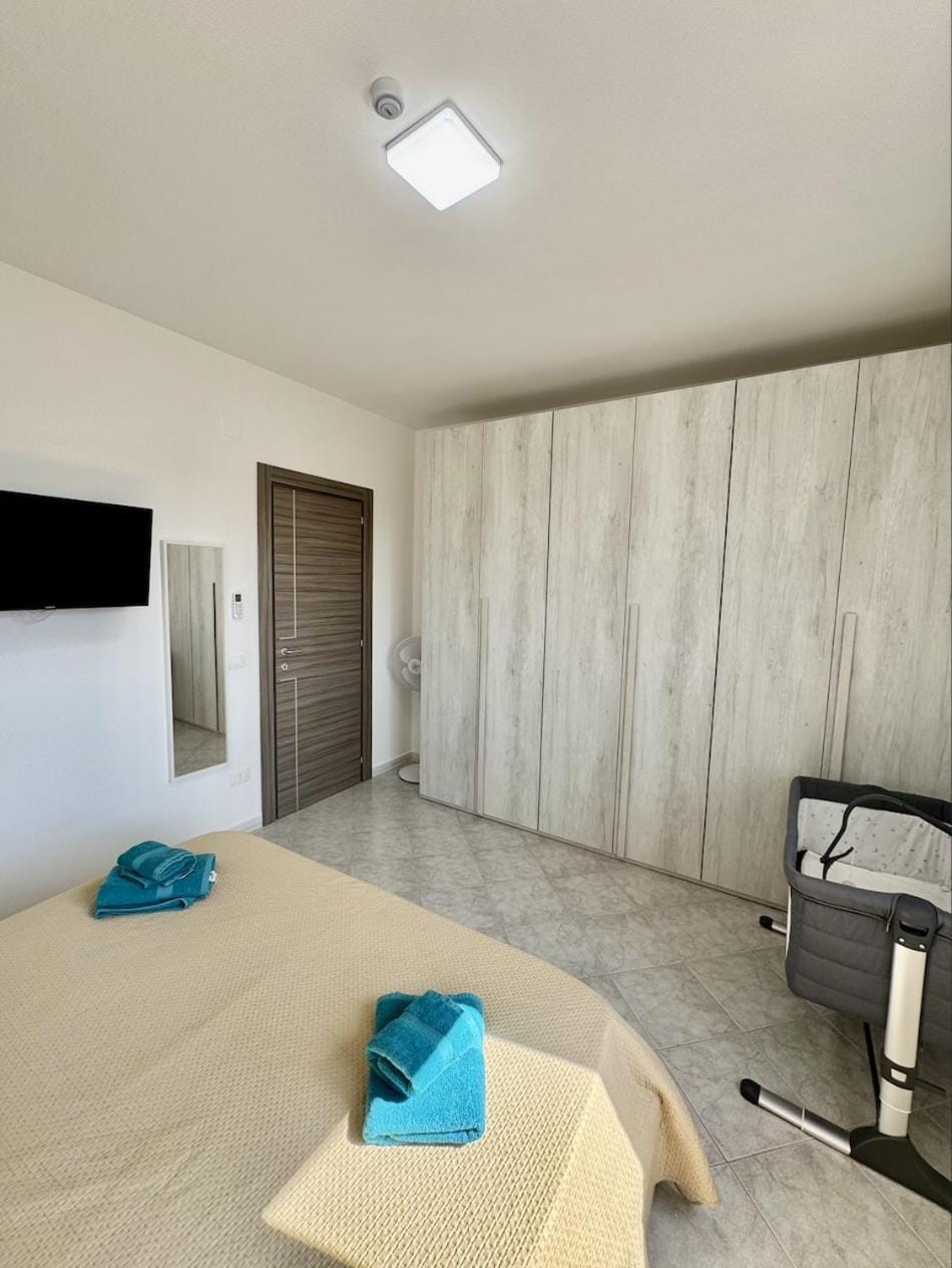 TV and multimedia, Bedroom, cot, wardrobe