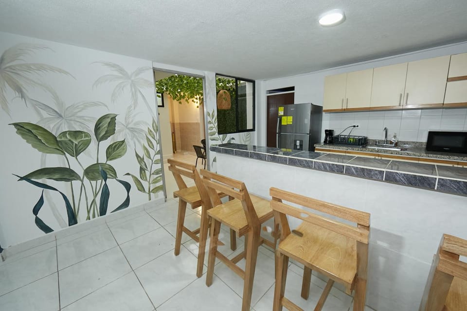Kitchen or kitchenette, Dining area, minibar, stove