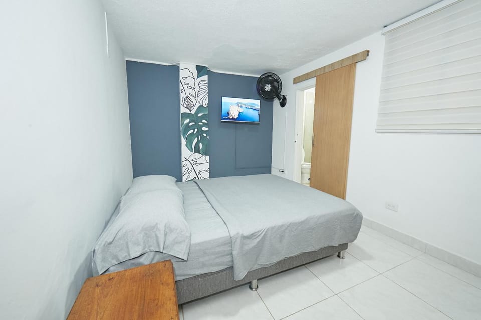 Bed, Bathroom, TV and multimedia, Photo of the whole room, Bedroom, fireplace, fireplace